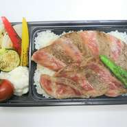 佐賀牛のジューシーな味わいを楽しめる綺麗な霜降り肉と旨みを楽しめる赤身肉をステーキにして盛り合わせた少し贅沢なお弁当です。