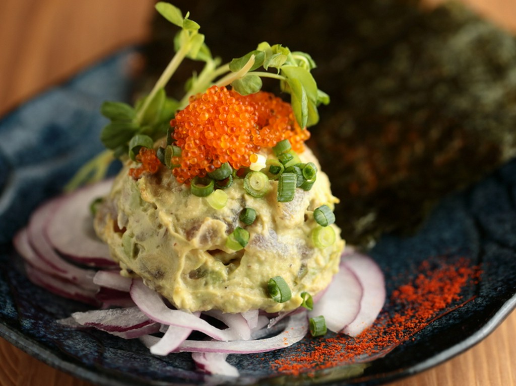 女性に人気！とろけるアボカドがたまらない！！『まぐろ漬とアボカドのタルタル』