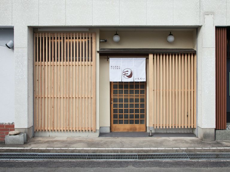 JR益田駅から徒歩2分、会社帰りにもお気軽に