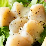 ぷりっぷりの北海道産ほたて貝柱をカルパッチョに！　　ほどよい歯ごたえと抜群の甘みを楽しんでください。