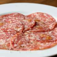 イタリアで最もポピュラーな絹でひいたサラミ。しっかりと熟成させているので特有の香りと味わいが感じられます