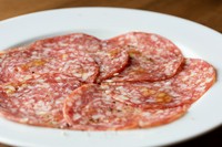 イタリアで最もポピュラーな絹でひいたサラミ。しっかりと熟成させているので特有の香りと味わいが感じられます