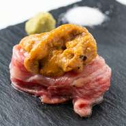 熟成肉でシャリを巻き、大粒濃厚うにをのせました