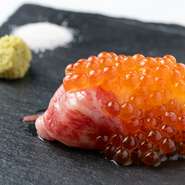 熟成肉でシャリを巻き、いくらをのせました！