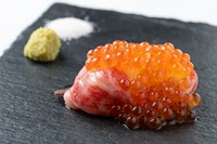 熟成肉でシャリを巻き、いくらをのせました！