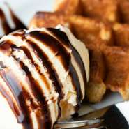 あったかワッフルの上にアイスをどぉぉぉーんとのせました。