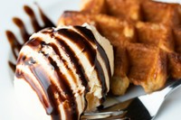 あったかワッフルの上にアイスをどぉぉぉーんとのせました。