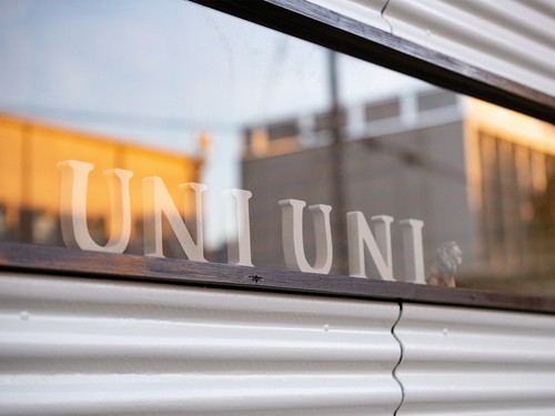 小窓が印象に残る