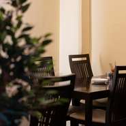 ワンフロアの店内は、テーブルの配置の仕方や植物を置くなど工夫が見られます。そのため、周囲の人と視線が重ならないように適度な距離感を保てるレイアウトになっています。