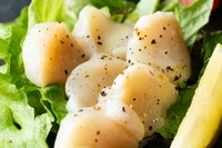 ぷりっぷりの北海道産ほたて貝柱をカルパッチョに！　　ほどよい歯ごたえと抜群の甘みを楽しんでください。