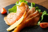 絶妙に燻製されたサーモンを厳選オリーブオイルとオリジナルソースでさらに香りを引き立たせました！