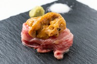 熟成肉でシャリを巻き、大粒濃厚うにをのせました