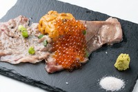 宮崎牛！極上カルビと大粒濃厚うにとプッチプチいくらをのせました
