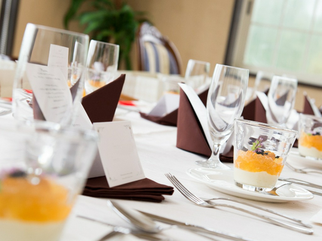 落ち着いた雰囲気の広い個室で ゆっくりとお食事を楽しめます