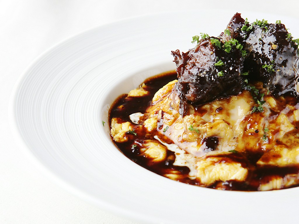 オムライス～牛ほほ肉の赤ワイン煮込み添え～