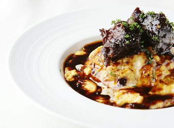 オムライス～牛ほほ肉の赤ワイン煮込み添え～