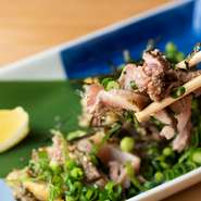 地鶏は鹿児島県産、もつは福岡産の黒毛和牛の小腸のみを厳選。鮮魚は地元のものを目利きしてもらい、野菜も国産を中心に、なるべく地物の野菜を使うようにするなど、質はもちろん鮮度や安心感にもこだわっています。