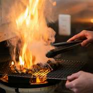 地鶏の炭火焼には、こだわりの高級備長炭を使用。煙がほかの炭よりも少ないため雑味がつきにくく、強烈な赤外線と安定した火力で絶妙な火入れが可能となり、料理が美味しく仕上がります。