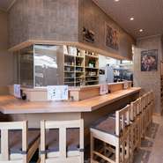 カウンター席は全9席あり、できたての料理とお酒をじっくり味わうのにもってこい。店内はアットホームな雰囲気で、カウンター越しにスタッフとの会話も楽しめるので、お一人様でも気兼ねなく来店できます。