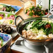 コース料理はもつ鍋か地鶏鍋に、地鶏の炭火焼やタタキなどがセットになっていて、店の看板メニューを色々味わえる上に、ボリュームもたっぷり。とくにもつ鍋はコラーゲンがたっぷりなので、女子会にももってこい！