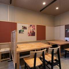 木の温もりたっぷりで、親しみやすく落ち着いた空間