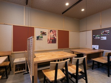 木の温もりたっぷりで、親しみやすく落ち着いた空間