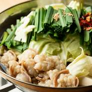 もつは九州産、黒毛和牛の小腸のみを厳選し、野菜も地物の国産野菜を中心に使うことで、安心で美味しいもつ鍋に。スープも秘伝のオリジナル。醤油ベースのあっさりした味わいがもつと野菜の美味しさを引き立たせます