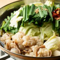 もつや野菜などの食材はもちろん、自家製のスープにもとことんこだわった店の看板メニュー『もつ鍋』