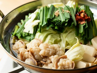 もつや野菜などの食材はもちろん、自家製のスープにもとことんこだわった店の看板メニュー『もつ鍋』