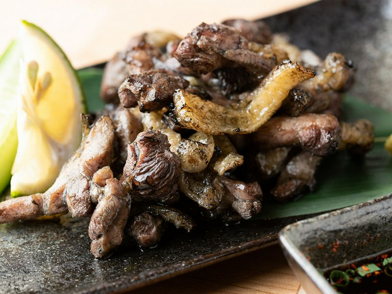 炭の香りをまとったプリプリの肉は、噛むほどに旨味が溢れ出し、箸がどんどん進む地鶏の『もも焼き』