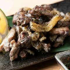 炭の香りをまとったプリプリの肉は、噛むほどに旨味が溢れ出し、箸がどんどん進む地鶏の『もも焼き』