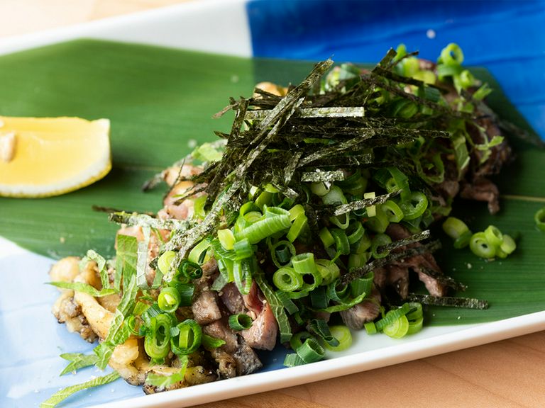 表面の香ばしさと身の柔らかさが絶妙のバランス。ねぎと自家製ポン酢でさっぱりといただく地鶏の『たたき』