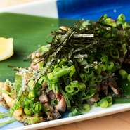 新鮮な地鶏のもも肉の表面を炭火で炙り、中心は最低限の火入れで抑えているため、身の柔らかさを楽しめます。たっぷりのねぎとポン酢の爽やかさが、濃厚な地鶏の旨味と見事なハーモニ－を奏でます。画像は小サイズ。