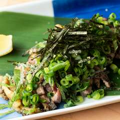 表面の香ばしさと身の柔らかさが絶妙のバランス。ねぎと自家製ポン酢でさっぱりといただく地鶏の『たたき』