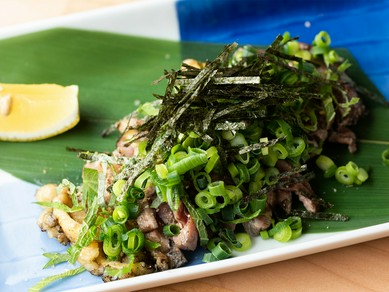 表面の香ばしさと身の柔らかさが絶妙のバランス。ねぎと自家製ポン酢でさっぱりといただく地鶏の『たたき』