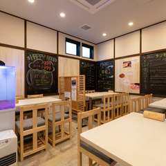 入り口、店内全席にアルコール消毒＆定期的な換気をしております