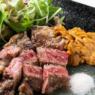 肉とウニの組み合わせが相性抜群。「上州牛」のサーロインを絶妙な火加減で焼き、ロゼ色に仕上げます。まずは肉だけで、その後にウニと一緒に食べれば2通りの美味しさを満喫できる豪華な一品です。