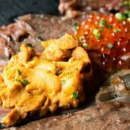 「上州牛」のリブロースをサッと炙り、ウニといくらをトッピング。“芳醇な肉の香り”と“濃厚な海の幸”が織りなすマリアージュがたまりません。素材が持つ旨みを楽しむため、タレはつけずに塩だけでいただきます。