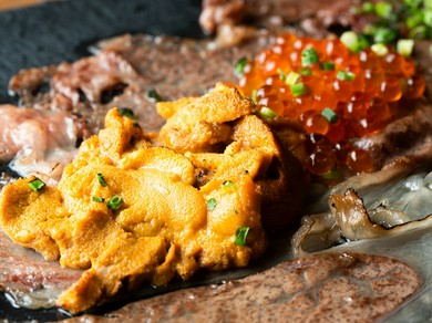 〈店長おすすめ!!〉素材本来の旨みをたっぷり味わう『あぶりうにく-いくら添え-』