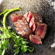 肉とウニの組み合わせが相性抜群。「上州牛」のサーロインを絶妙な火加減で焼き、ロゼ色に仕上げます。まずは肉だけで、その後にウニと一緒に食べれば2通りの美味しさを満喫できる豪華な一品です。