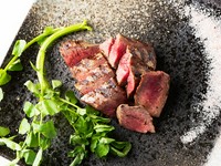 じゅわ～っとあふれだす肉汁がクセになる『飛騨牛A5ランプ』