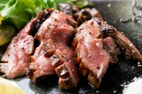 一度も凍結させていない新鮮なタン
他のお店のタンと食べ比べてみて！　自信あり!!　焼いて出てきます。