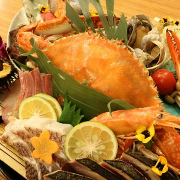 高知の郷土料理をやまのや流にアレンジして皿鉢形式でお出しします!ボリューム満点の満足頂けるコースです