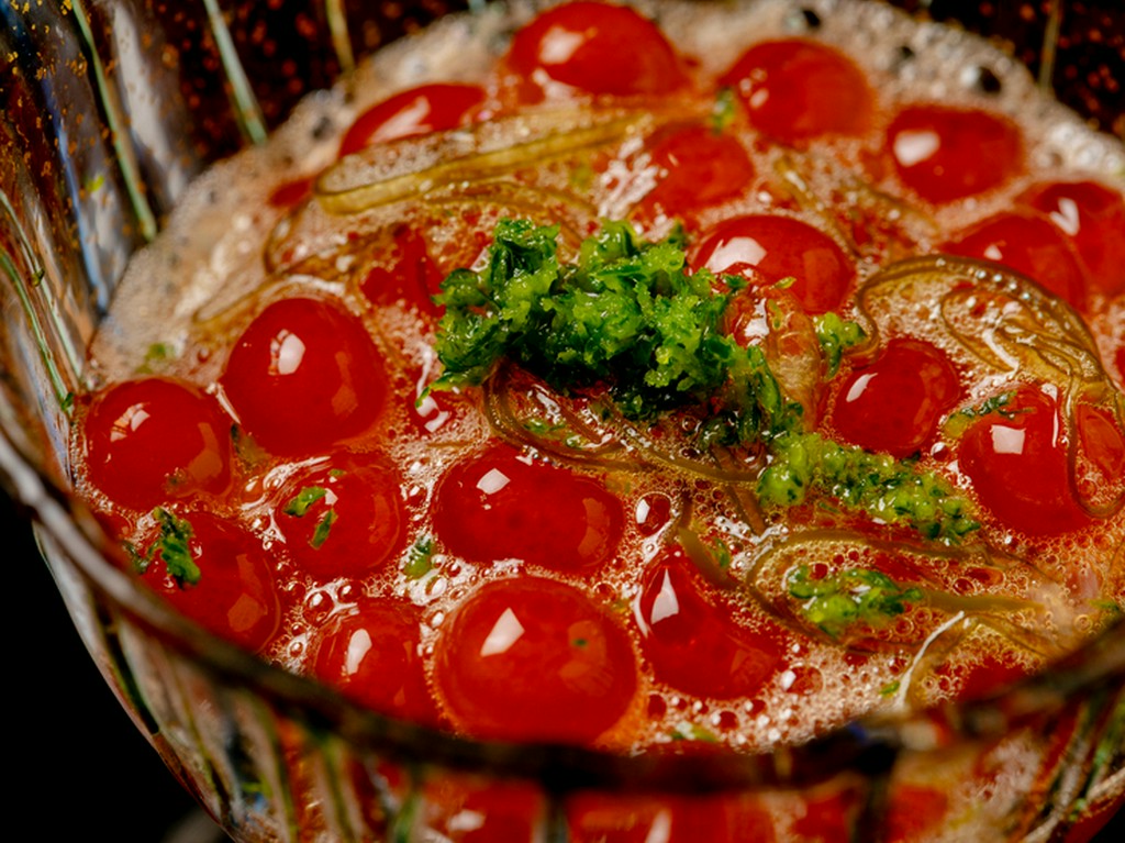 旬の天然食材をふんだんに取り入れた料理で、季節を感じる