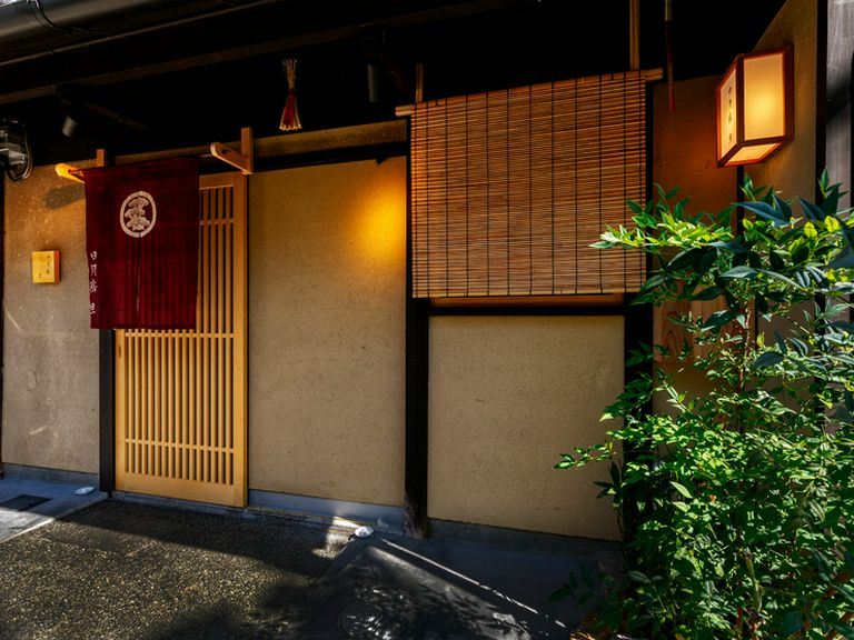 喧騒から離れタイムスリップしたかのような京町屋で和食を楽しむ