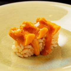 二つの食材が織りなす絶妙なハーモニー『雲丹とこのわたのお寿司』