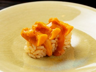二つの食材が織りなす絶妙なハーモニー『雲丹とこのわたのお寿司』