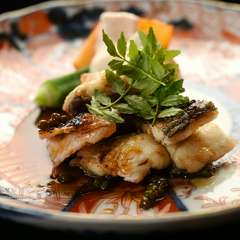 皮はザクっ、身はふんわり。鮎のような爽やかな香り漂う大ぶりの『琵琶湖の天然鰻炭焼』