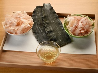 出汁に欠かせない、厳選された天然の真昆布・まぐろ節・かつお節