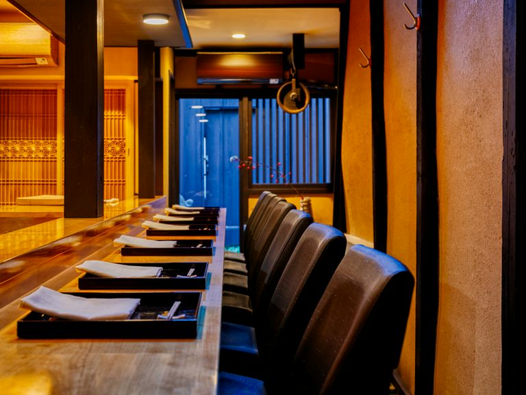 大将の目利きと技で仕上げた旬魚を、女将のペアリングで味わう